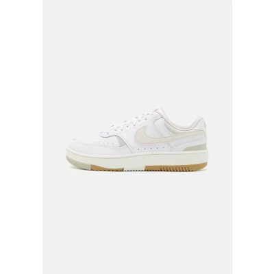 Abbildung von Nike Sportswear Gamma Force Sneaker low, Damen, Größe: 35.5, White/phantom/light bone/sanddrift/gum light brown Leder und lederimitat