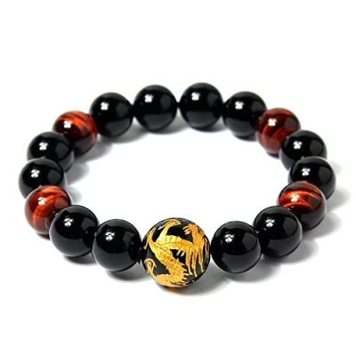 Abbildung von COAI Geschenkideen Edelstein Armband aus 14mm Drache mit Gravur auf Onyx und 12mm Obsidian Rotes Tigerauge Glücksarmband in Größe M für Herren