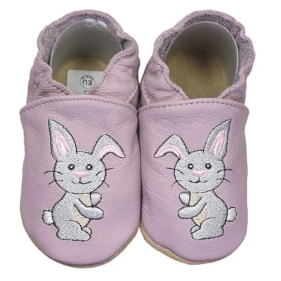 Abbildung von HOBEA Germany Krabbelschuhe für Jungs und Mädchen in verschiedenen Designs, Kinderhausschuhe Jungen, Lederschuhe, Schuhgröße:24/25, Modell Schuhe: Hase Pastell lila