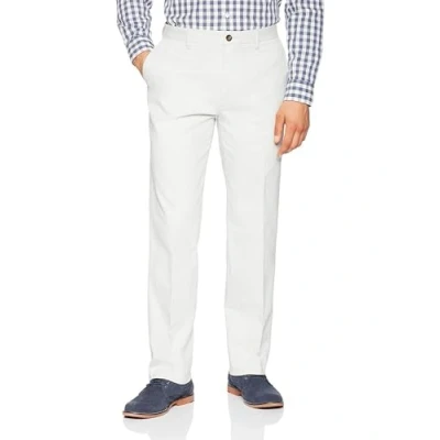 Abbildung von Amazon Essentials Herren Knitterfreie Flatfront Chinohose mit klassischer Schnitt (erhältlich in Big &amp; Tall), Silber, 36W / 31L