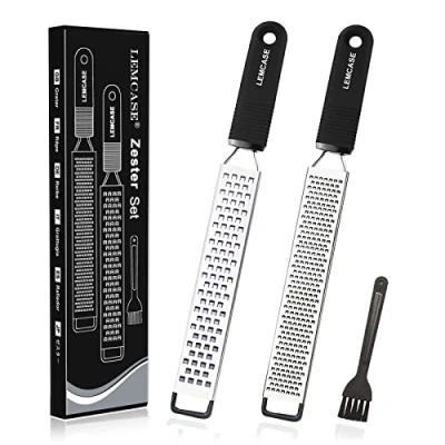 Abbildung von LEMCASE Zester, Hobel Reibe Käsereibe, Parmesanreibe, Zitronenreibe Küchenreibe aus Edelstahl mit Schutzabdeckung und Silikon Griff Schwarz (2 Stück Set)