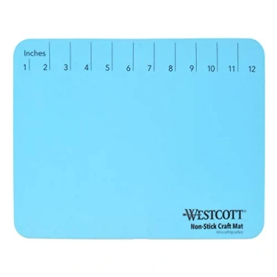 Abbildung von WESTCOTT Bastelunterlage I rutschfeste Bastel Matte hitzebeständiges Silikon 227 x 304 mm DIN A4 flexibel rollbar blau E 16814
