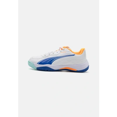 Abbildung von Puma NOVA Smash JR Unisex Handballschuh für Kinder, Größe: 34, White/vivid blue/safe lake/heat fire Schuhe