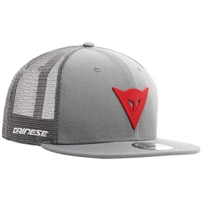 Abbildung von Dainese Herren 9fifty Trucker Snapback Cap Baseballkappe Sommer, Grau/Rot, Einheitsgröße EU