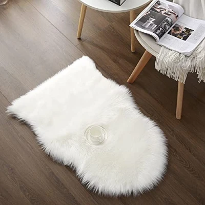 Abbildung von Cumay Faux Lammfell Schaffell Teppich 60 x 90 cm Lammfellimitat Longhair Fell Optik Nachahmung Wolle Bettvorleger Sofa Matte (Weiß)