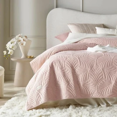 Abbildung von ROOM99 Feel Elegante Tagesdecke in Puderrosa 240 x 260 cm Vielseitige Wohndecke Bettüberwurf oder Sofaüberwurf Überwurfdecke für Bett und Sofa Steppdecke Stil Ideal als Bedspread Velvet Samt