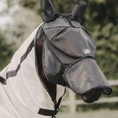 Abbildung von Kentucky Fliegenmaske Classic mit Ohren und Nase Schwarz Warmblut