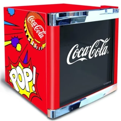 Abbildung von CUBES Coca Cola PopArt Kühlschrank 115L Getränkekühlschrank groß mit Glastür, perfekt für Partys &amp; Gewerbe Energieeffizient, 84,5 cm hoch, 104 kWh/Jahr Flaschenkühlschrank