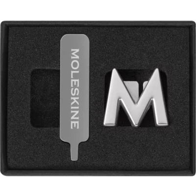 Abbildung von Moleskine Anstecknadel für Notizbuch oder Agenda BuchstabeM, Buchstaben Anstecknadel, Personalisiere den Verschluss mit einem Gummiband, Personalisierte Geschenkideen, Silberfarbe