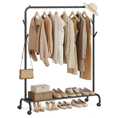 Abbildung von SONGMICS Kleiderständer auf Rollen, Kleiderstange, Garderobenstange, Garderobenständer aus Stahlrohren, 103,5 cm breit, multifunktionale Aufbewahrung, tintenschwarz HSR131B01