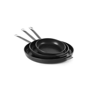 Abbildung von HENDI Bratpfanne Aluminiumguss ø 40 x 5,5 Boden: 34 cm Antihaftbeschichtung bis 250 C Doppelschicht Titanium Edelstahlgriff, Gastro Profi Pfanne