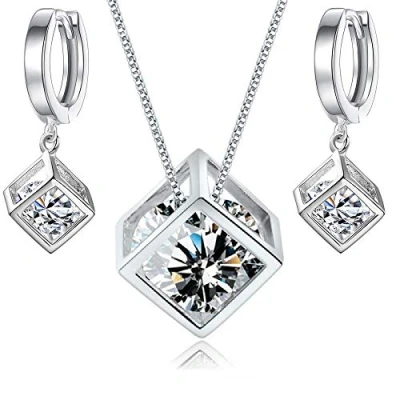 Abbildung von Crystalline Azuria Weiß Zirkonia Kristalle Würfel Schmuck Set Halskette Anhänger 45 cm Ohrhänger 18 kt Vergoldet