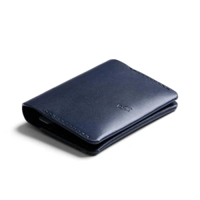 Abbildung von Bellroy Under Cover (schlankes Kartenetui aus Leder mit Kartenfach, Schnellzugriffsschlitz und Platz für gefaltete Geldscheine) Navy