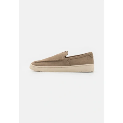 Abbildung von TOMS B0C65DRLD6 Herren TRVL LITE Loafer Flacher Slipper, Dune Suede, 43.5 EU