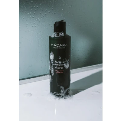 Abbildung von Mádara Organic Skincare Colour and Shine Shampoo 250 ml