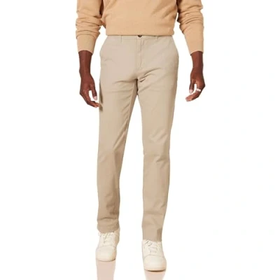 Abbildung von Amazon Essentials Herren Legere Stretch Chinohose mit klassischer Passform, Khakibraun, 28W / 28L