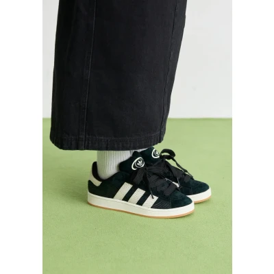 Abbildung von adidas Originals Campus 00S Skateschuh, Damen, Größe: 36 2/3, Core white/core black/cream white Veloursleder