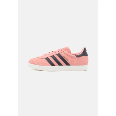 Abbildung von adidas Originals Gazelle Unisex Sneaker low, Größe: 42 2/3, Glow pink/aurora black/core white Veloursleder