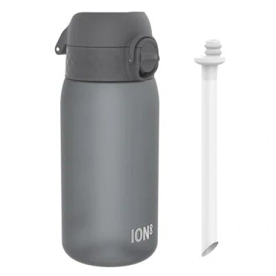 Abbildung von Ion8 Kinder Trinkflasche Mit Strohhalm, 350ml, Auslaufsicher, Einhandöffnung, Sichere Verriegelung, Spülmaschinenfest, BPA frei, Tragegriff, Klappdeckel, Leicht zu Reinigen, Klimaneutral, Grau