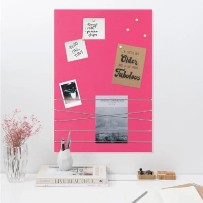 Abbildung von Navaris Pinnwand Collage Fotowand aus Samt 44x30cm Bilderhalter Fotohalter mit Schnur für Fotos Bilder Postkarten inkl. Stecknadeln Pink