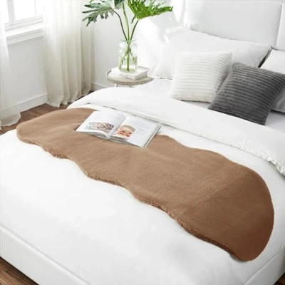 Abbildung von Teppich Wölkchen Fellteppich, Kunstfell Waschbar, Hasenfell Imitat, Kaninchenfell, Kurzfell Tischläufer Fell, Fell Läufer Flur, Bettläufer Braun 55x160cm