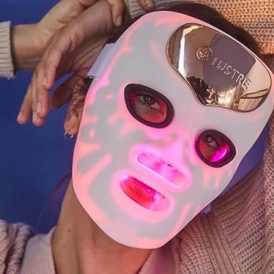 Abbildung von LUSTRE® ClearSkin RENEW PRO FACEWEAR LED Schönheit Lichttherapie Maske schnell, kabellos, flexibel für eine heller, straffer und glatter aussehende Haut I Bespoke App Control