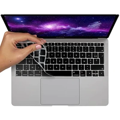 Abbildung von MyGadget Tastaturschutz AZERTY für Apple MacBook Air 13 Zoll [ 2020 2022 M1 Chip] Folie französische Tastatur Keyboard Cover Schwarz