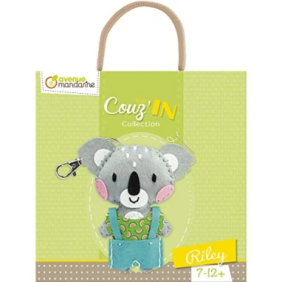 Abbildung von Avenue Mandarine KC090C Set Mini Couz&#039;in, mit Löchern Versehene Wollfilzelemente, Selbstklebende Füllwatte, Nadel aus Kunststoff, Nähgarn, 1 Set, Riley
