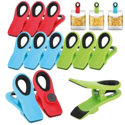 Abbildung von com four® 12x Verschlussklammern für Tüten Clips zum Verschließen und Frischhalten Beutelclips aus Kunststoff Verschlussklemmen mit kleinem Magnet (12 Stück grün + blau rot)