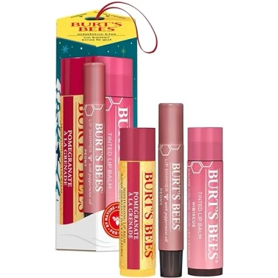 Abbildung von Burt&#039;s Bees geschenke für frauen Lippenpflege Geschenkset mit Granatapfel Lippenbalsam, getöntem Lippenbalsam in Hibiscus und Lippenschimmer Pfingstrose Mistelzweigkuss