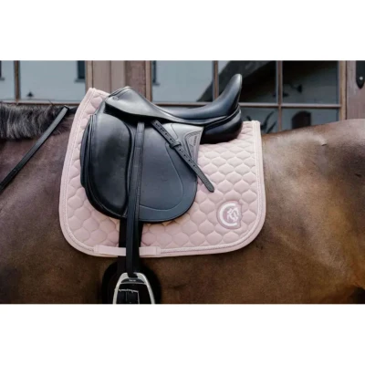 Abbildung von Kentucky Horsewear Schabracke Onion Quilt 3D Logo Dressur Altrosa