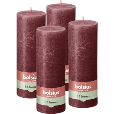Abbildung von Bolsius Rustik Stumpenkerzen Bordeauxrot 4 Stück 19 x 7 cm Länge Brenndauer 85 Stunden Unparfümierte Natürliches Pflanzenwachs Ohne Palmöl, Dunkelrot