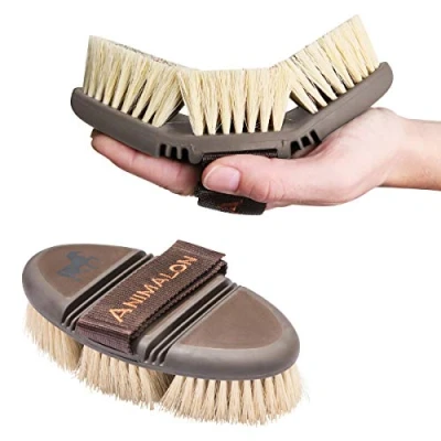 Abbildung von Animalon CareFlex Wurzelbürste Naturhaar Pferde Bürste Wurzelkardätsche mit harten Naturborsten flexibel, ergonomisch &amp; hochwertig Kardätsche Klettverschluss