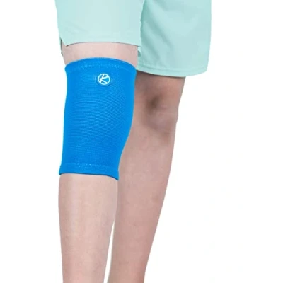 Abbildung von KARM Kniebandage Kinder für Mädchen &amp; Jungen Knie Kompression Bandage Sport Fussball Gymnastik Knieprobleme Kids Compression Knee Sleeve (1 Stück, Blau)