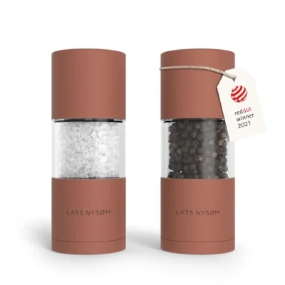 Abbildung von LARS NYSØM Salz und Pfeffer Mühlen Set aus Edelstahl mit einstellbarem Keramik Mahlwerk 2 Stück I Design Gewürzmühlen Manuell (2er Set) (Brick Red)
