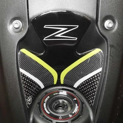 Abbildung von labelbike 3D Harz Aufkleber zur Dekoration und zum Schutz des Motorrad Zündschlüsselbereichs kompatibel mit Kawasaki Z900 Carbon ähnliche Grafiken grauen grünen Oberflächen