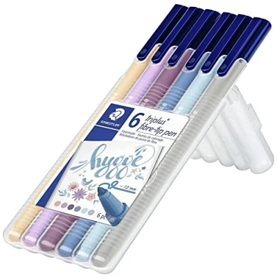 Abbildung von STAEDTLER Fasermaler triplus fibre tip pen, eindrucksichere Spitze, Linienbreite ca. 1,0mm, ergonomische Dreikantform, 6 hygge Box, 323SB6CS12