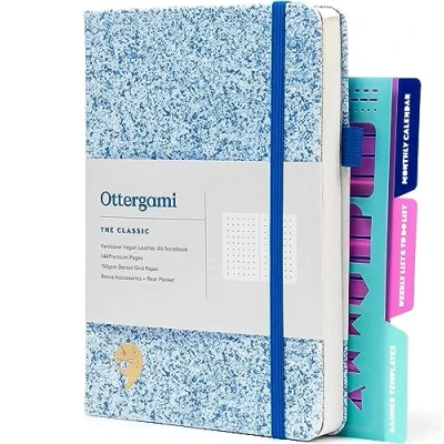 Abbildung von Ottergami Bullet Journal Notizbuch gepunktet Hochwertiges, dickes Papier mit 150 g/m² The Classic A5 dotted Bulletjournal vorgedruckten Punkten und zusätzlichen Schablonen