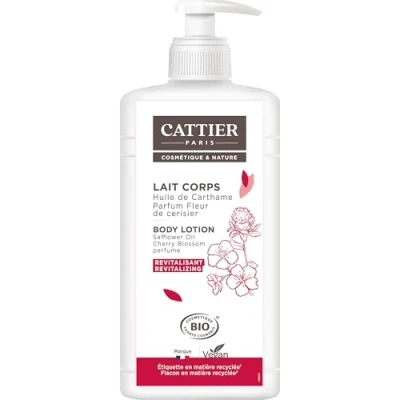 Abbildung von CATTIER PARIS Revitalisierende Körperlotion Distelöl Kirschblütenduft vegane Körpercreme Etikett aus 100% recyceltem Kunststoff 500ml