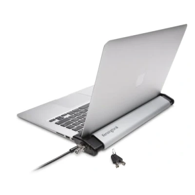 Abbildung von Kensington K64453WW Laptop Locking Station 2.0 mit MicroSaver für Apple MacBooks und ultraflache Notebooks Silber/Schwarz