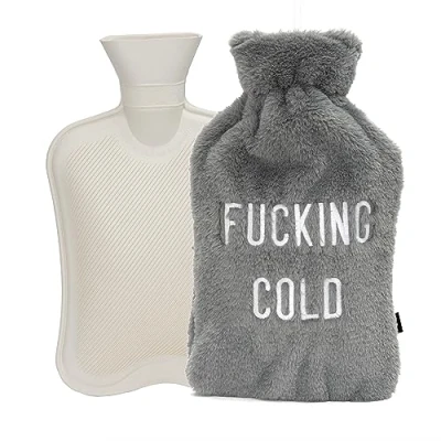 Abbildung von Fisura Wärmflasche. Wärmflasche 2 L. mit weichem Bezug. Beutel zur Schmerzlinderung. Waschbar. (F*cking cold, grau)
