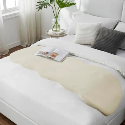 Abbildung von Teppich Wölkchen Fellteppich, Kunstfell Waschbar, Hasenfell Imitat, Kaninchenfell, Kurzfell Tischläufer Fell, Fell Läufer Flur, Bettläufer Beige 55x160cm