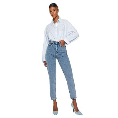 Abbildung von Trendyol Damen Jeans mit hoher Taille, weites Bein Hose, hellblau, 32