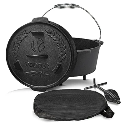 Abbildung von VOUNOT Dutch Oven Set 9 Liter, Eingebrannter Feuertopf aus Gusseisen für Garten Lagerfeuer Camping, mit Füßen, Deckel, Deckelheber und Tragetasche