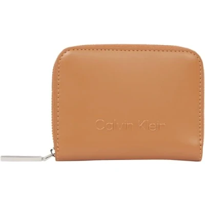 Abbildung von Calvin Klein EMBOSSED LOGO ZIP MD WALLET Rundum Reißverschluss Brieftasche Damen, Braun (Lion), OS
