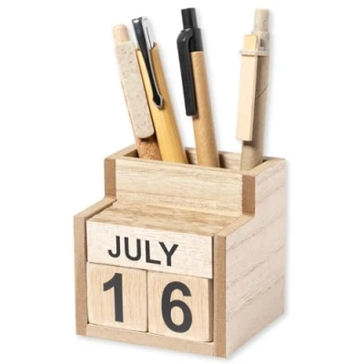 Abbildung von Ewiger Kalender Dauerkalender Tischkalender aus MDF Holz im Vintage Design mit auswechselbarem Datum Stiftehalter Utensilo Ordnung und Nachhaltigkeit am Schreibtisch Braun