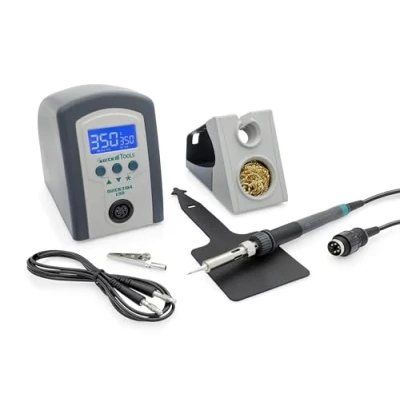 Abbildung von QUICK 3104 Digital Regelbare ESD Lötstation 80 Watt inkl. Lötkolben mit 2 mm Lötspitze und Zubehör 100 450C kalibrierbar Schutz
