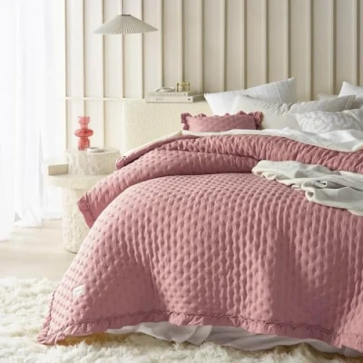 Abbildung von ROOM99 Molly Elegante Tagesdecke in Rosa 220 x 240 cm Vielseitige Wohndecke als Bettüberwurf oder Sofaüberwurf Überwurfdecke für Bett und Sofa Steppdecke Stil Ideal Bedspread