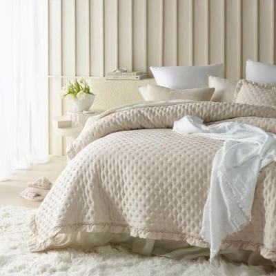 Abbildung von ROOM99 Molly Elegante Tagesdecke in Creme 240 x 260 cm Vielseitige Wohndecke als Bettüberwurf oder Sofaüberwurf Überwurfdecke für Bett und Sofa Steppdecke Stil Ideal Bedspread