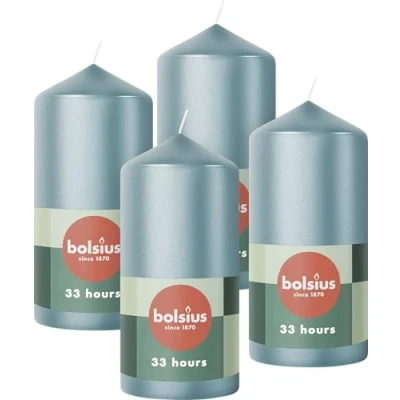 Abbildung von Bolsius Glatte Stumpenkerzen Metallic Blau 4 Stück 12 x 6 cm Dekorative Haushaltkerzen Länge Brenndauer 33 Stunden Unparfümierte Enthält Natürliches Pflanzenwachs Ohne Palmöl